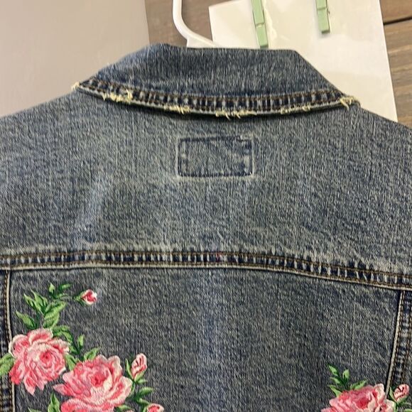 NWT-Universal Thread Homemade Floral Embroidered Medium Wash Jean Jacket- Medium - Picture 10 of 13